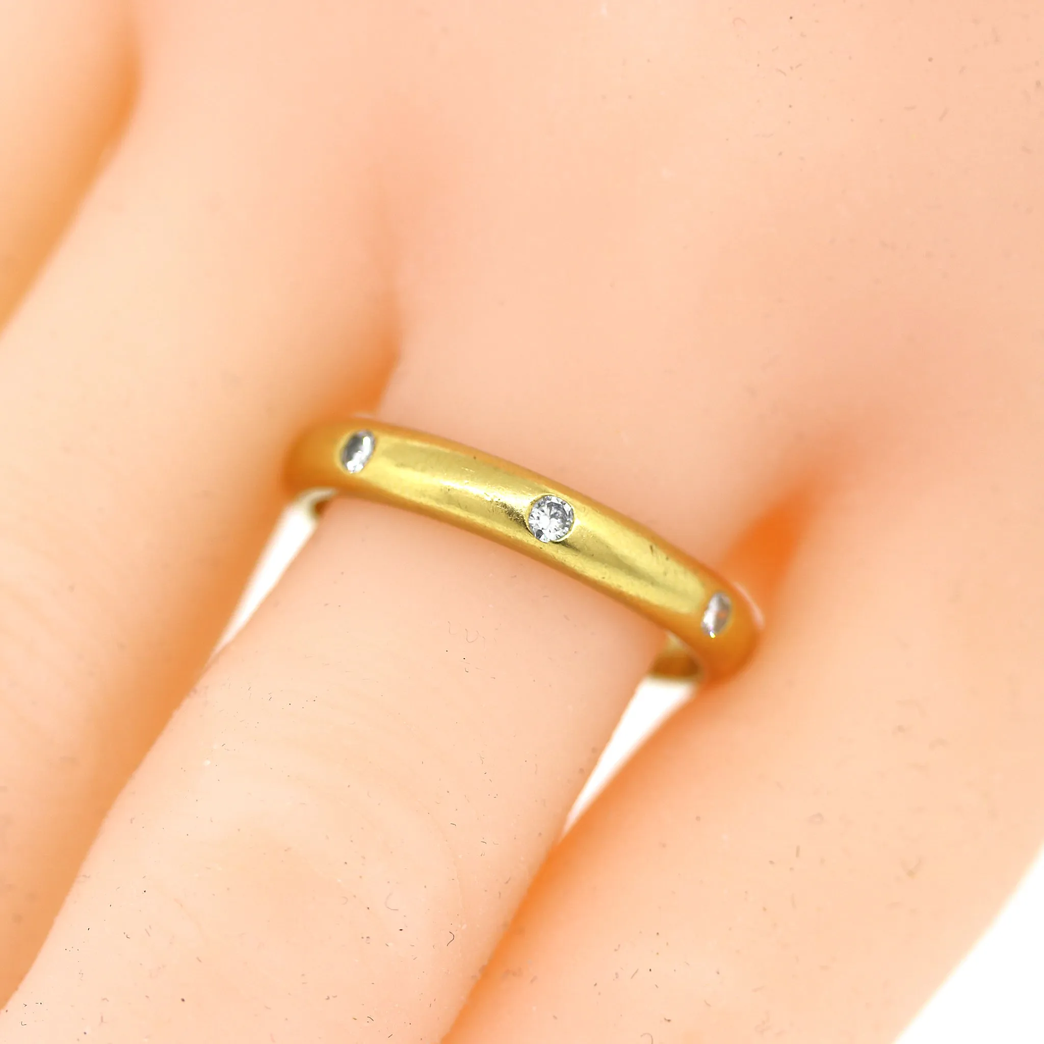 Etoile-Style Diamond Stackable Ring in 18k Gold