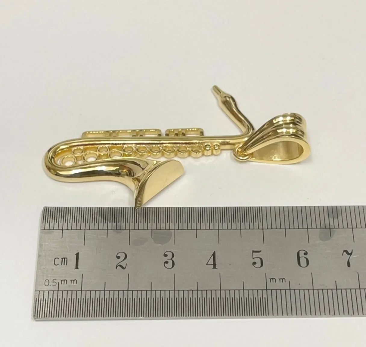 Saxophone pendant P375